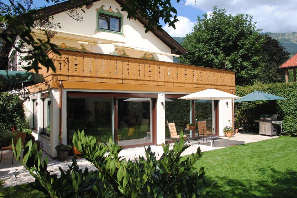 Das Haus mit der Ferienwohnung im Sommer, umgeben von Bergen