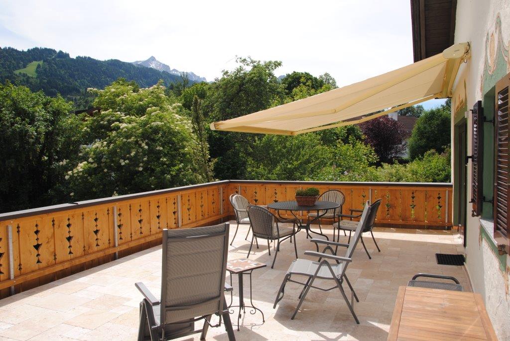 Sommerterrasse mit Markise und Bergblick