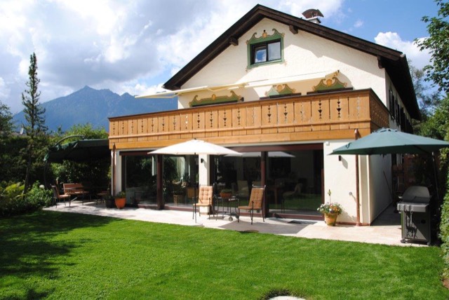Haus und Garten im Sommer, Berge im Hintergrund