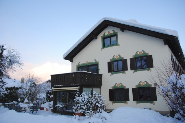 Das Haus im Winter mit verschneitem Garten