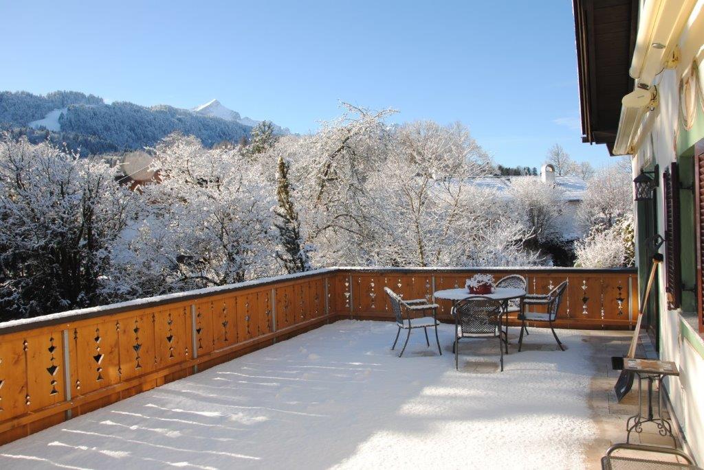 Verschneite Dachterrasse mit Bergblick