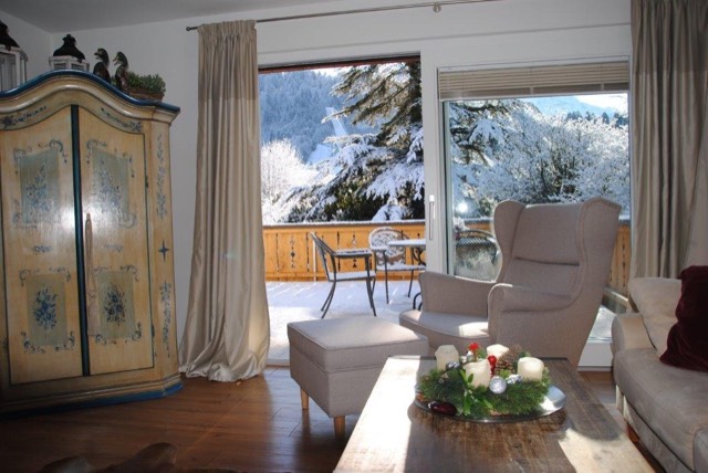 Wohnzimmer im Winter mit Blick auf die verschneite Terrasse