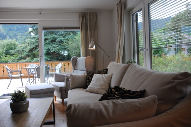 Wohnzimmer mit Blick auf Terrasse und Garten