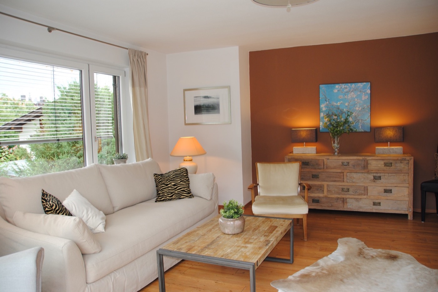 Helles Wohnzimmer mit gemütlicher Couch